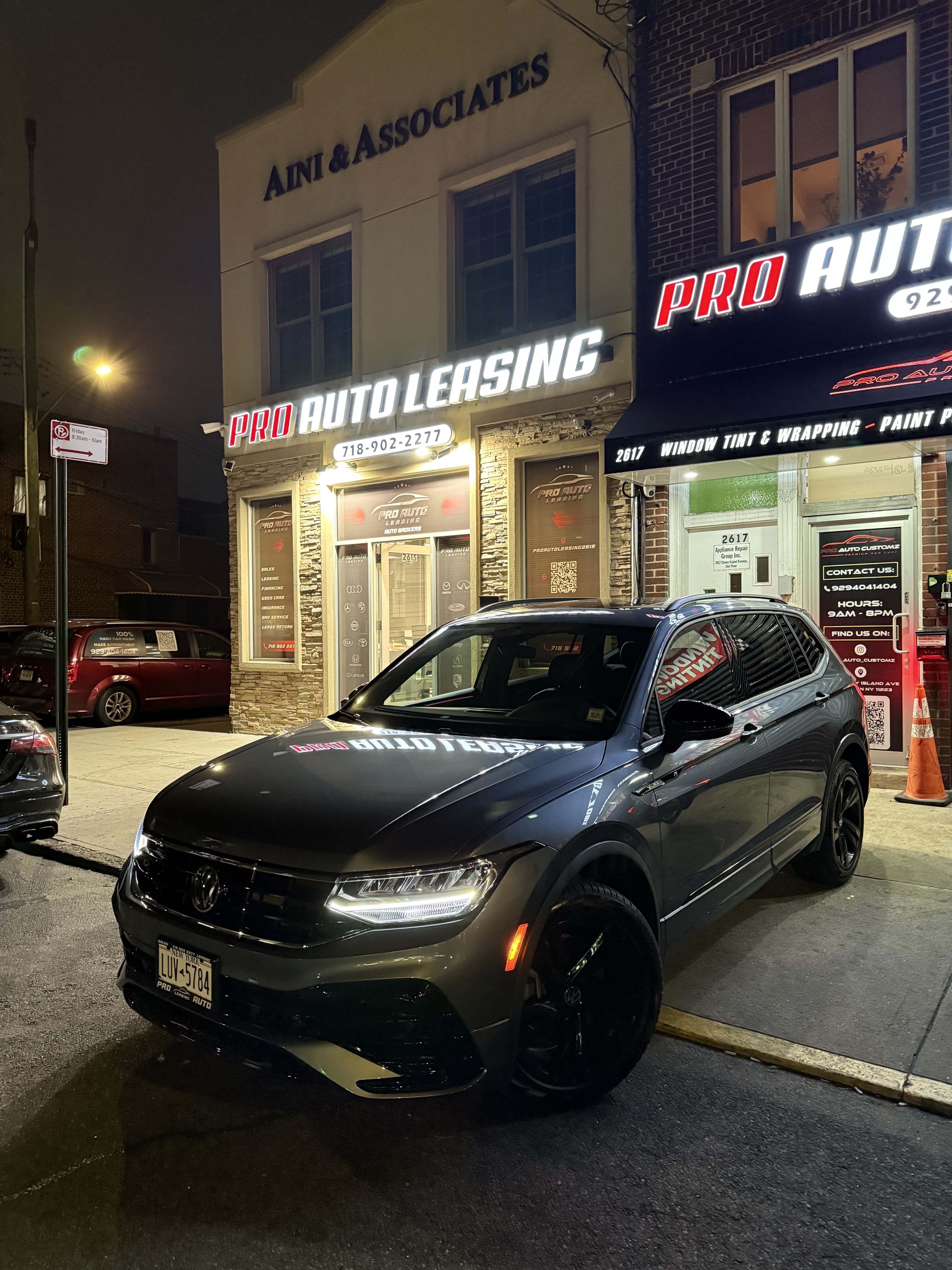 Volkswagen Tiguan SE - View 1